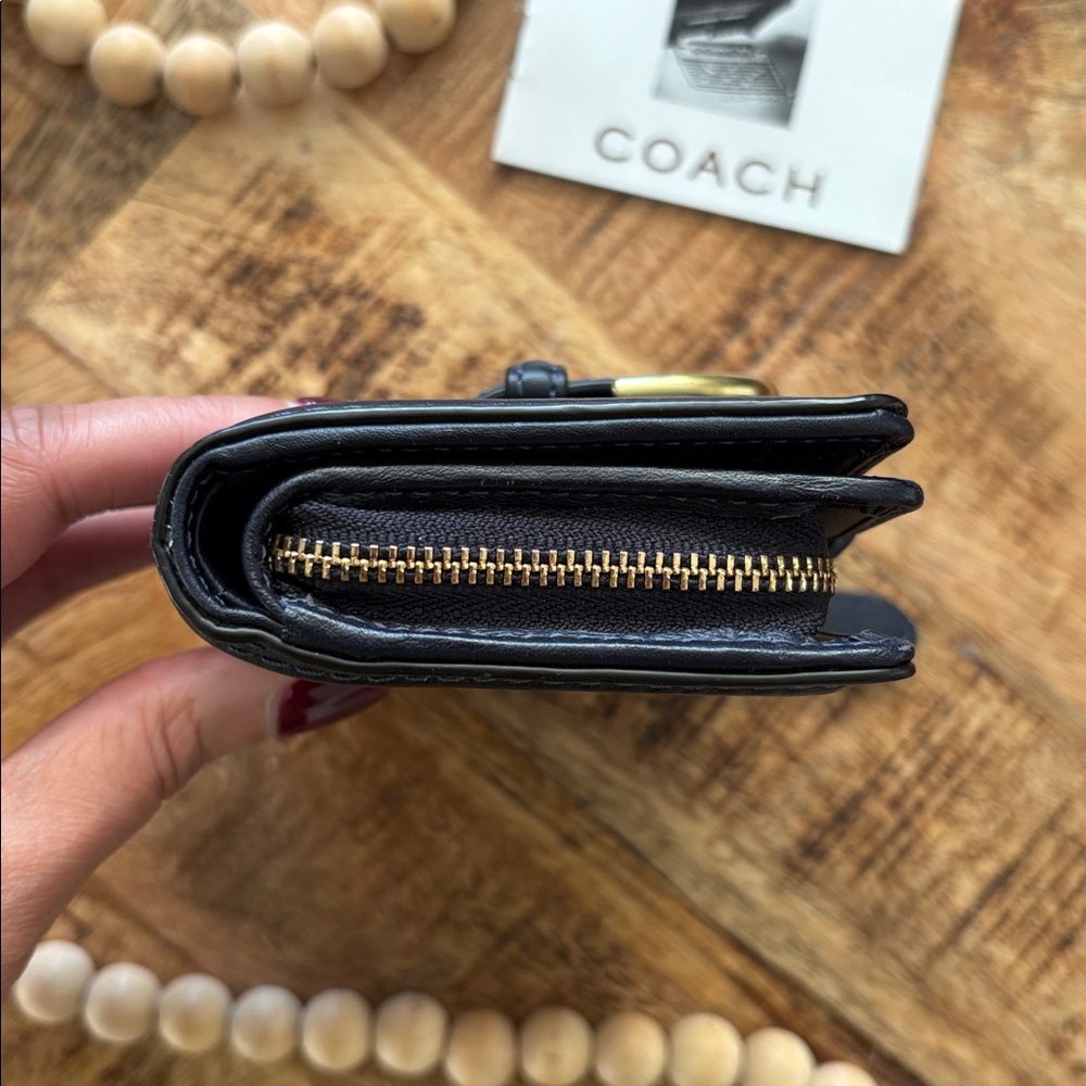 โโSOLDโโ๐๐ตCOACH Campbell Leather Buckle Medium Wallet๐ต๐ - Picture 6 of 12